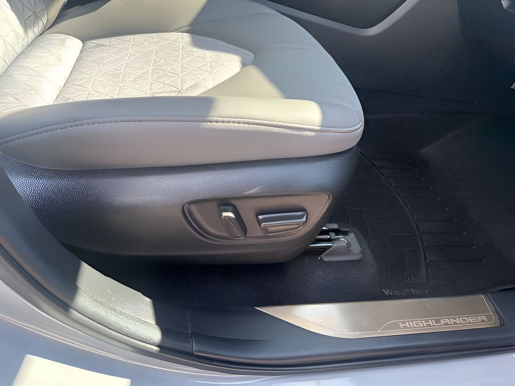 Used Car 2023 Toyota Highlander Hybrid  Bronze Edition For Sale Under $40,000 In Austin, Texas