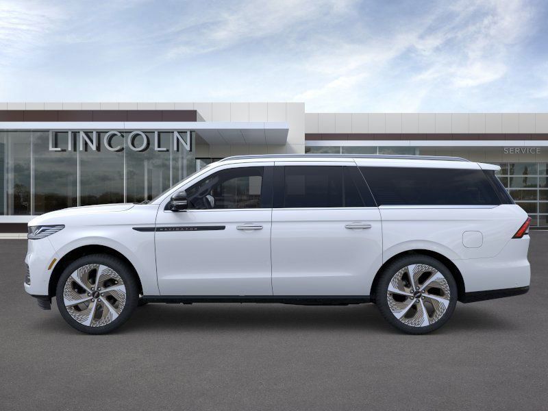 Thumbnail: 2025 Lincoln Navigator L - 3