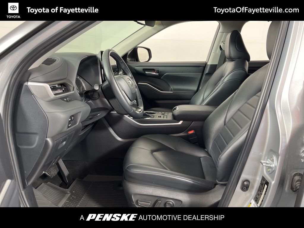 2024 Toyota Highlander XLE 25