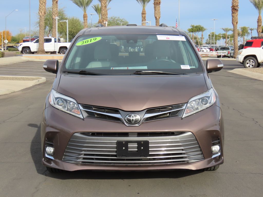 2019 Toyota Sienna SE Premium 2