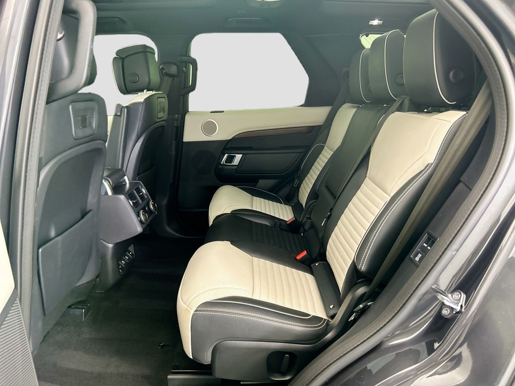 Thumbnail: 2022 Land Rover Discovery - 20