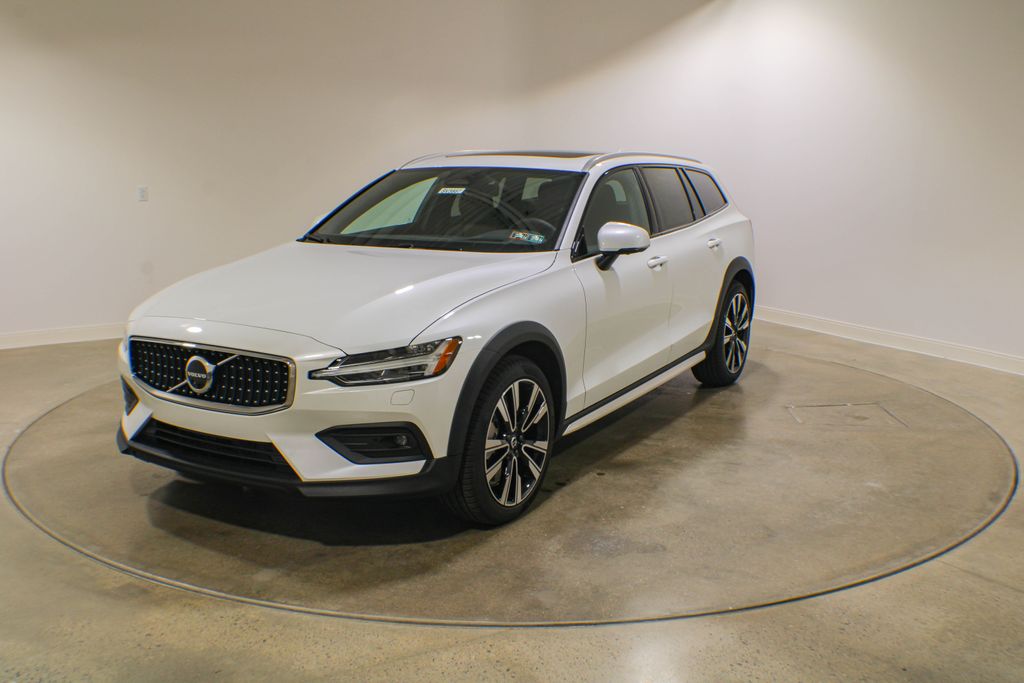 CRYSTAL WHT MET 2026 Volvo V60 Cross Country B5 Ultra AWD Wagon All-Wheel Drive Automatic