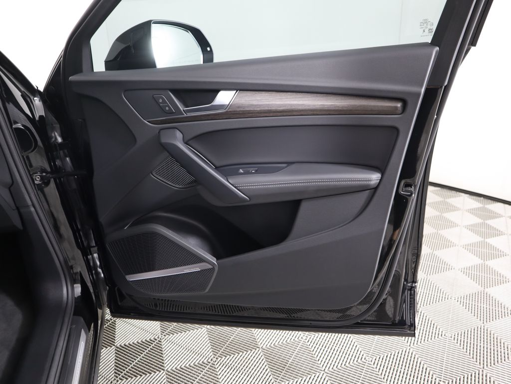 Thumbnail: 2025 Audi Q5 - 26