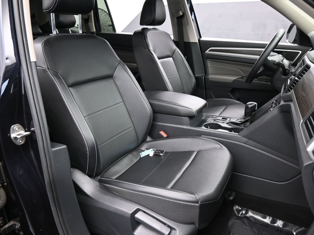 Used 2022 Deep Black Volkswagen 2.0T SE image 46