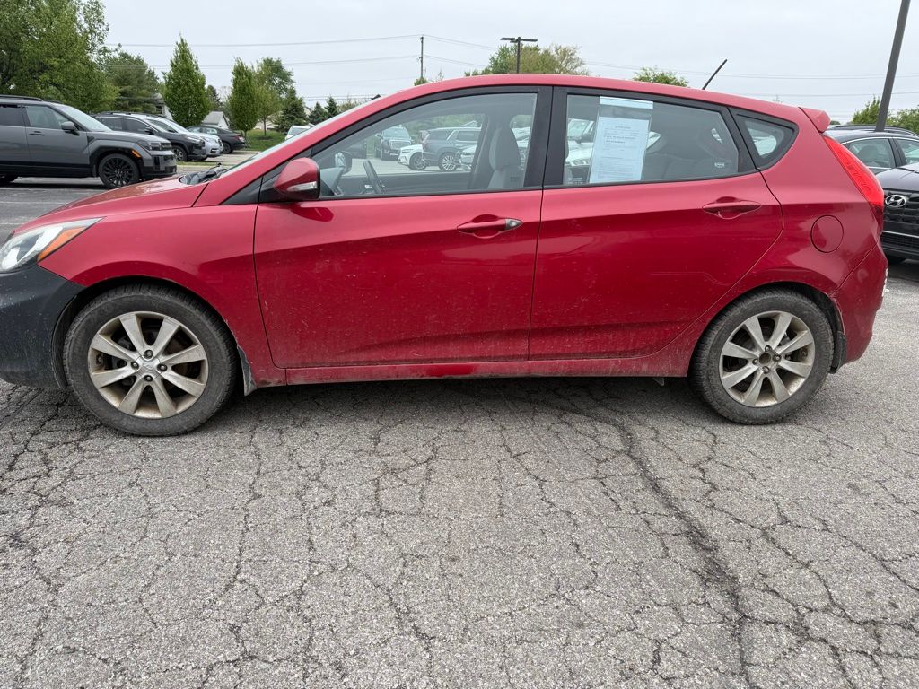 Boston Red Metallic 2013 Hyundai Accent SE 4-Door Hatchback FWD Hatchback Front-Wheel Drive 6-Speed Manual