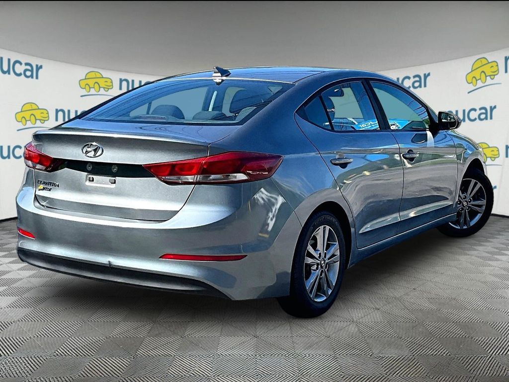 2018 Hyundai Elantra — photo 6