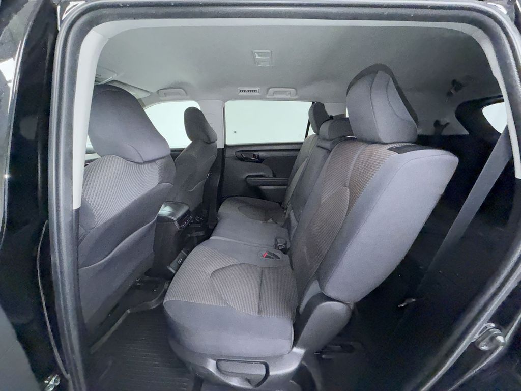 2022 Toyota Highlander LE - Photo 18