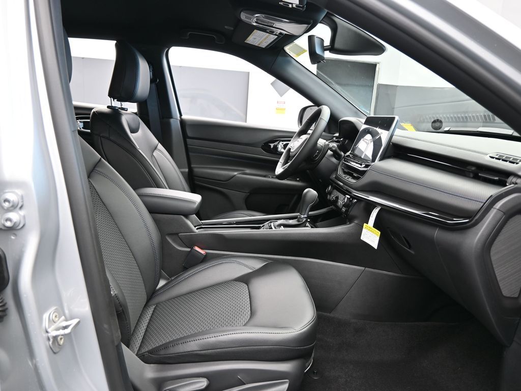 New 2026 silver zynith metallic clearcoat Jeep Latitude image 39