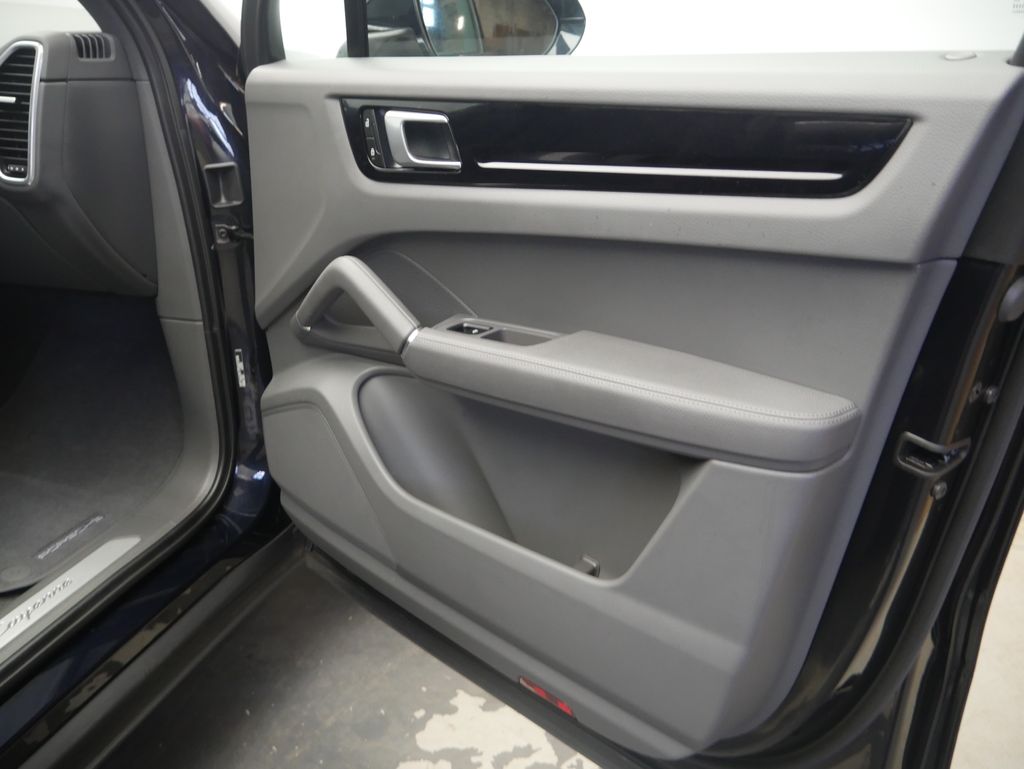 Thumbnail: 2023 Porsche Cayenne - 22