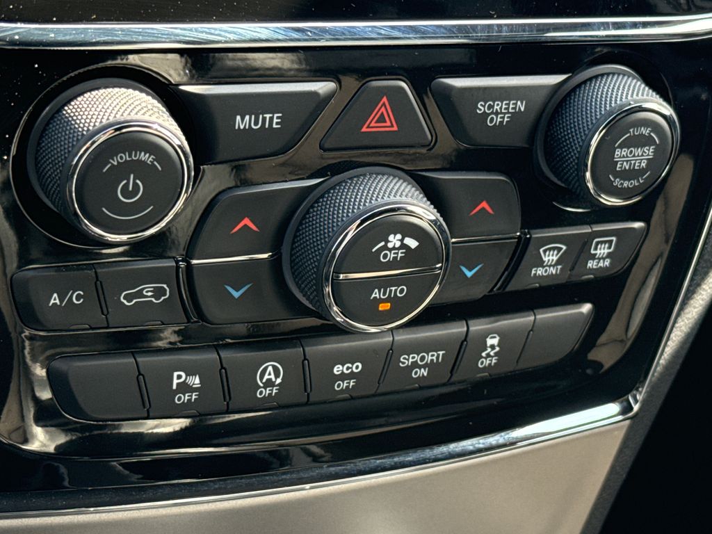 Used 2020 Silver Jeep Laredo E image 22