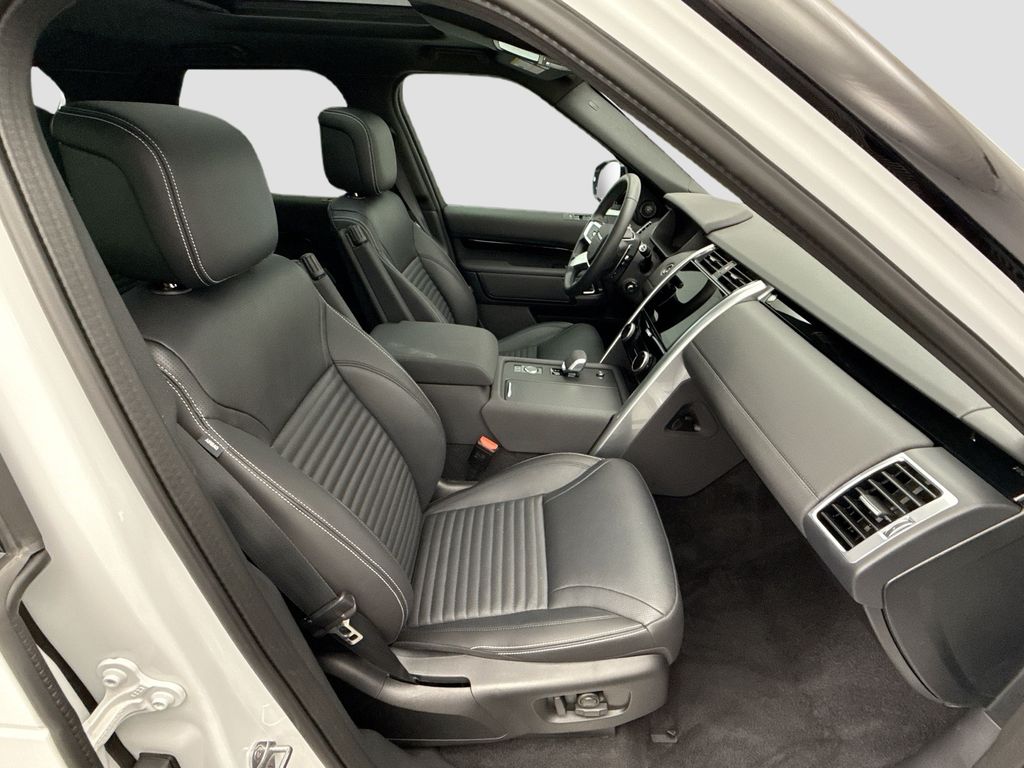 Thumbnail: 2025 Land Rover Discovery - 18