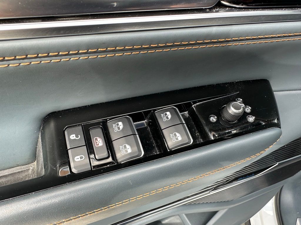 Thumbnail: 2022 Jeep Grand Wagoneer - 21