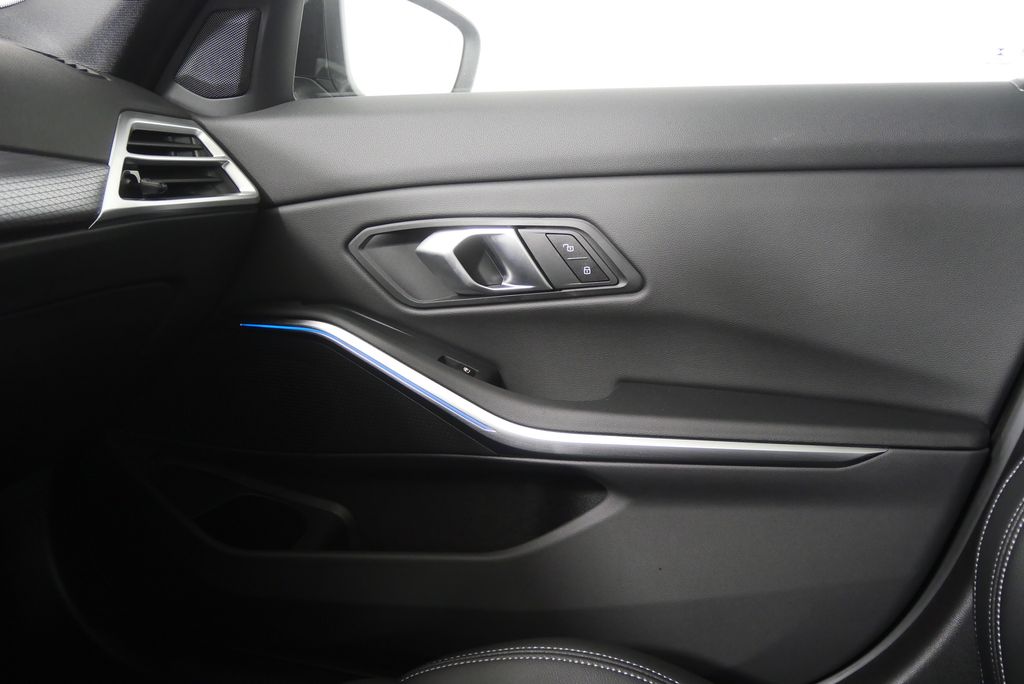 Thumbnail: 2025 BMW 3 Series - 30