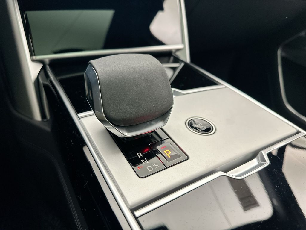 Thumbnail: 2025 Land Rover Range Rover - 12