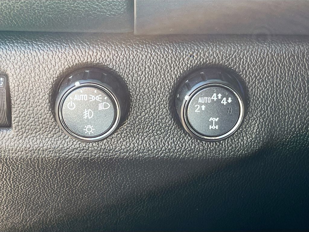 Used 2022 White GMC AT4 w/Leather image 10