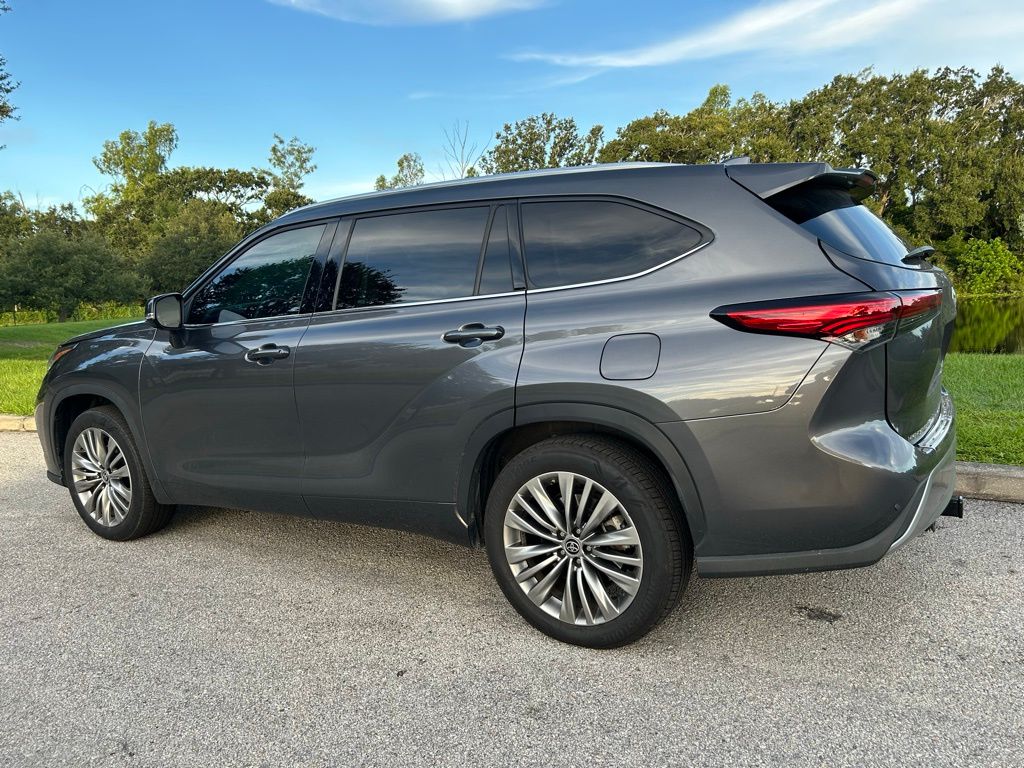 Thumbnail: 2022 Toyota Highlander - 3