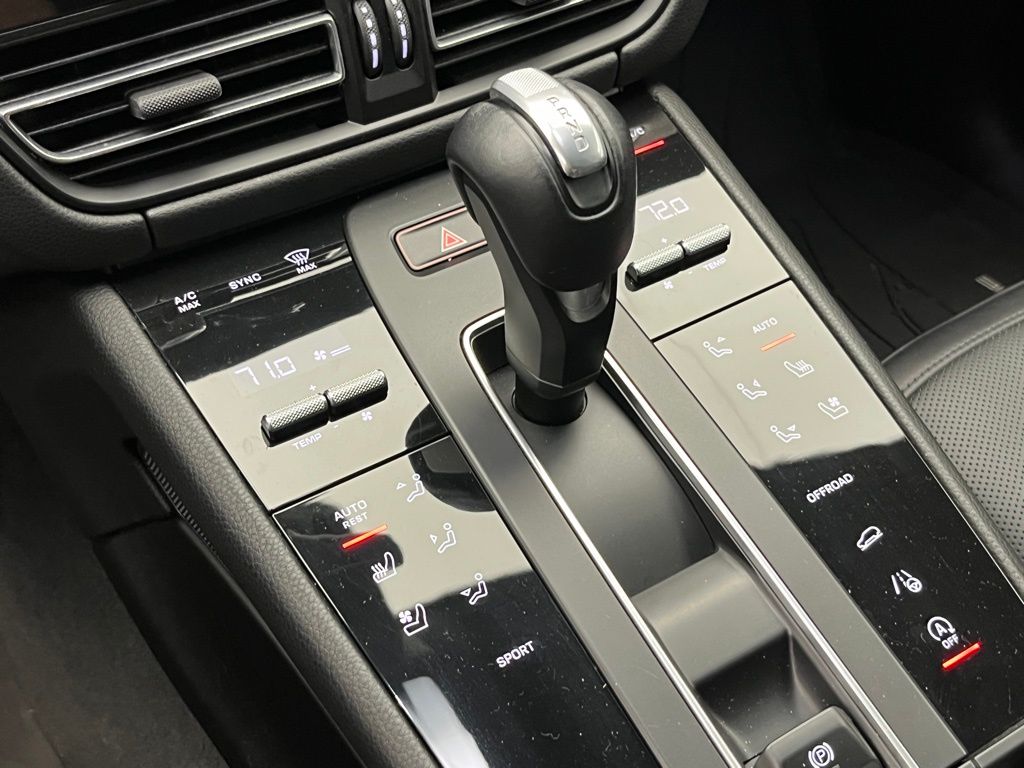 Thumbnail: 2022 Porsche Macan - 12