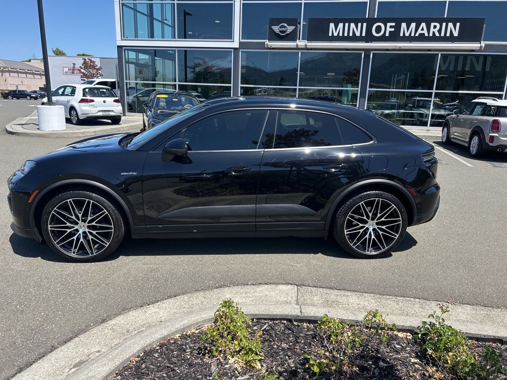 Thumbnail: 2025 Porsche Macan - 2