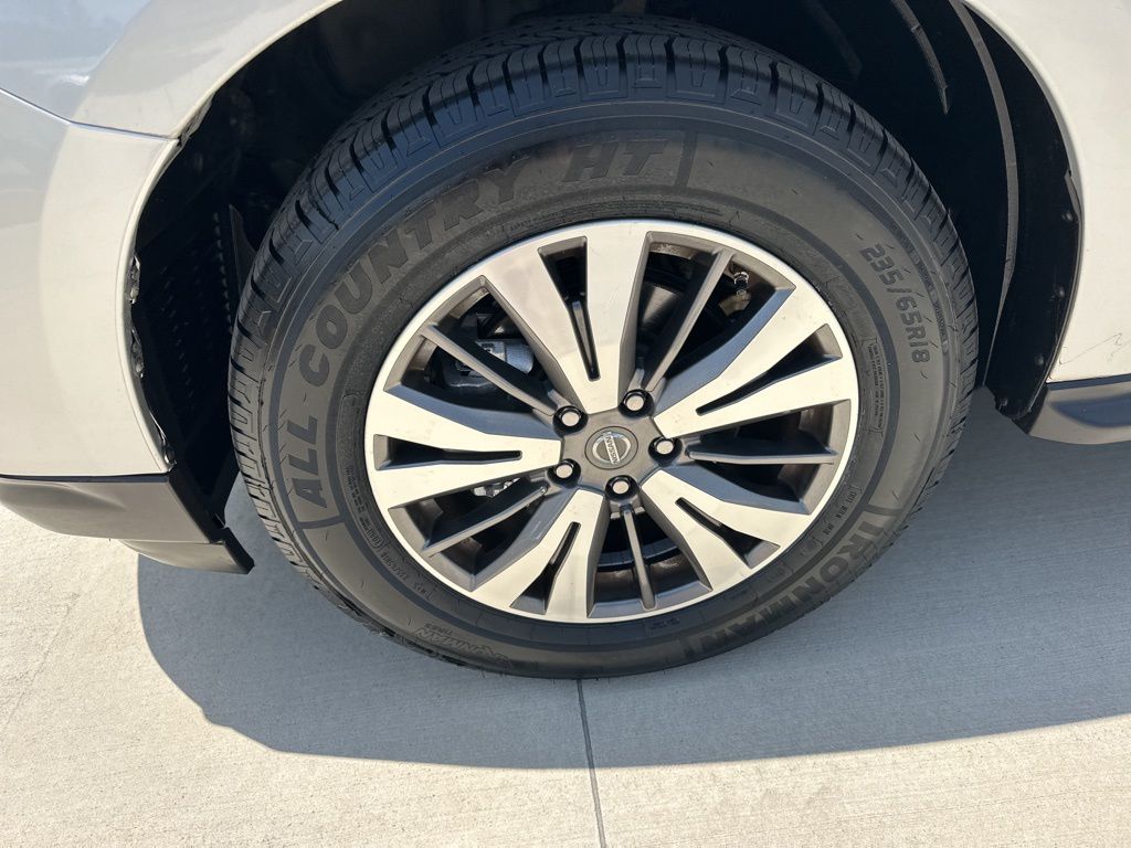 2017 Brilliant Silver Metallic Nissan Pathfinder SV FWD SUV