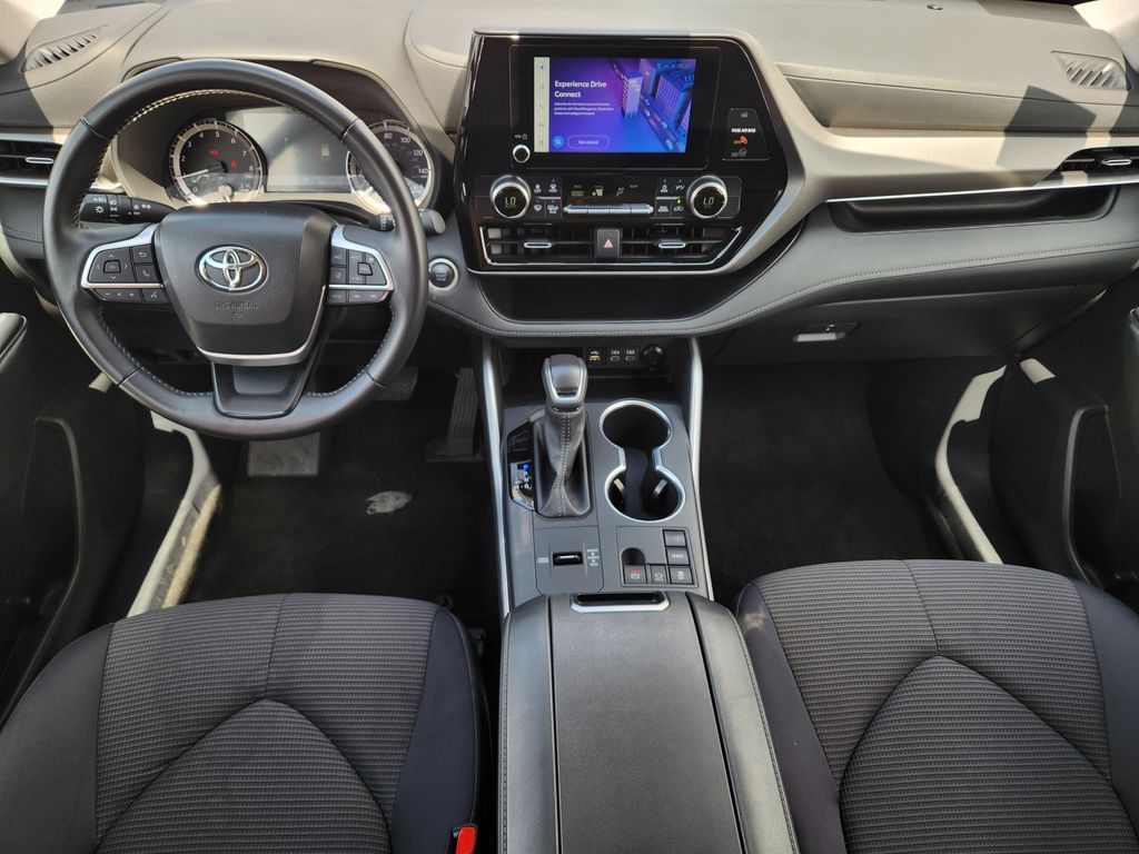 2025 Toyota Highlander LE - Photo 26