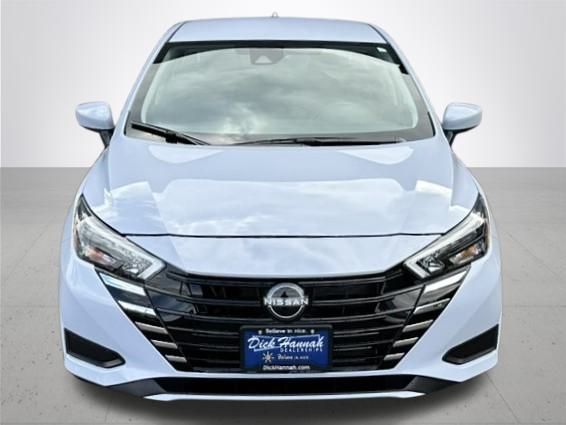 2025 Nissan Versa 1.6 SV photo 3