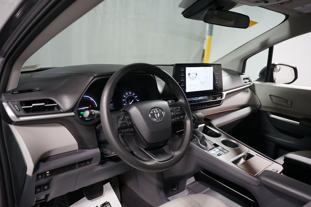 2023 Toyota Sienna LE 11