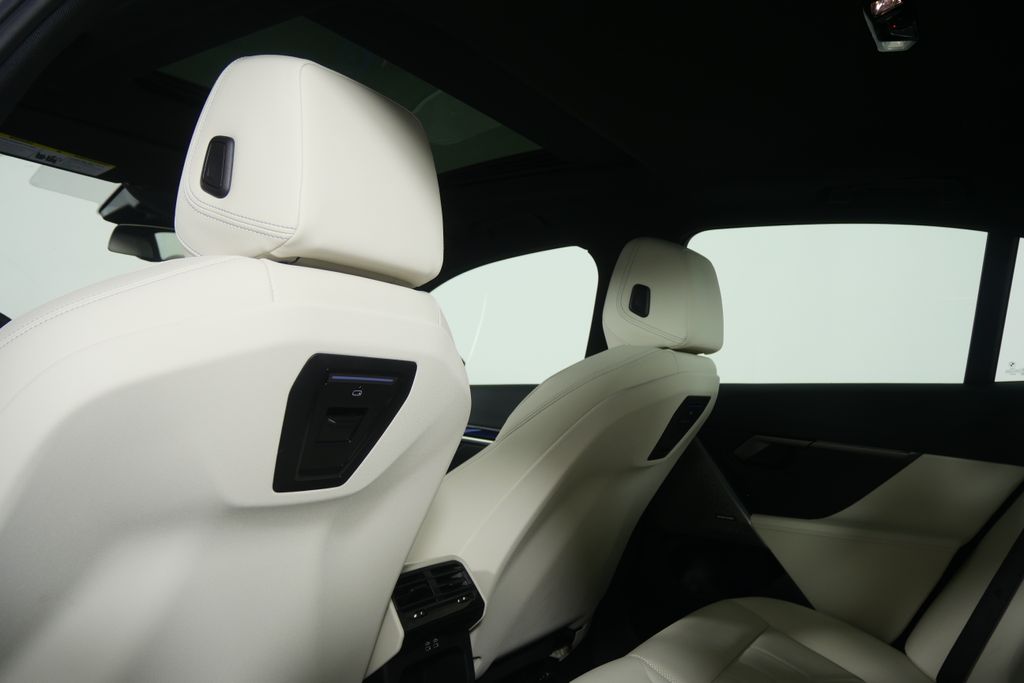 Thumbnail: 2025 BMW 5 Series - 15