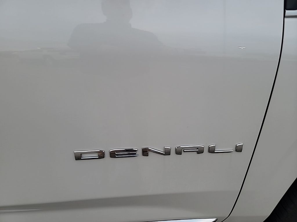 2024 GMC Yukon Denali 8