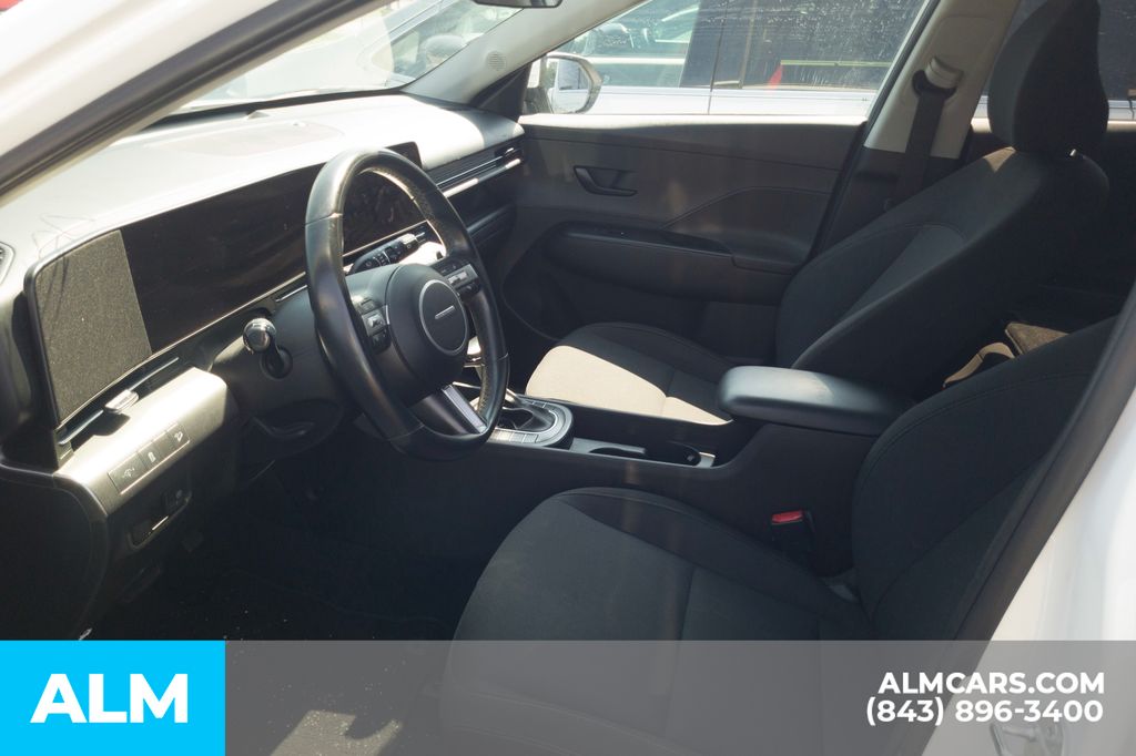 Used 2025 White Hyundai SEL image 8