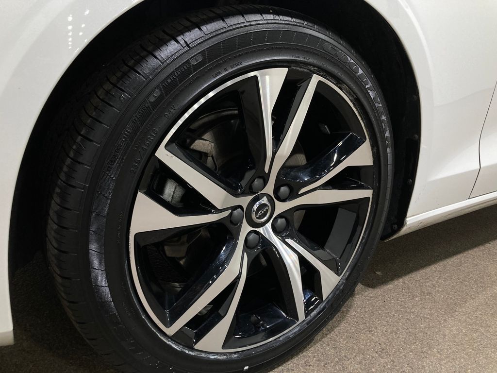 2024 Volvo S60 B5 Core Dark Theme