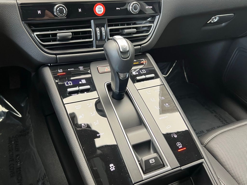 2025 Porsche Macan  11