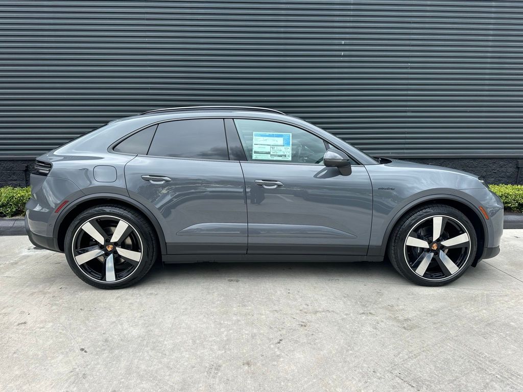 Thumbnail: 2026 Porsche Macan - 10