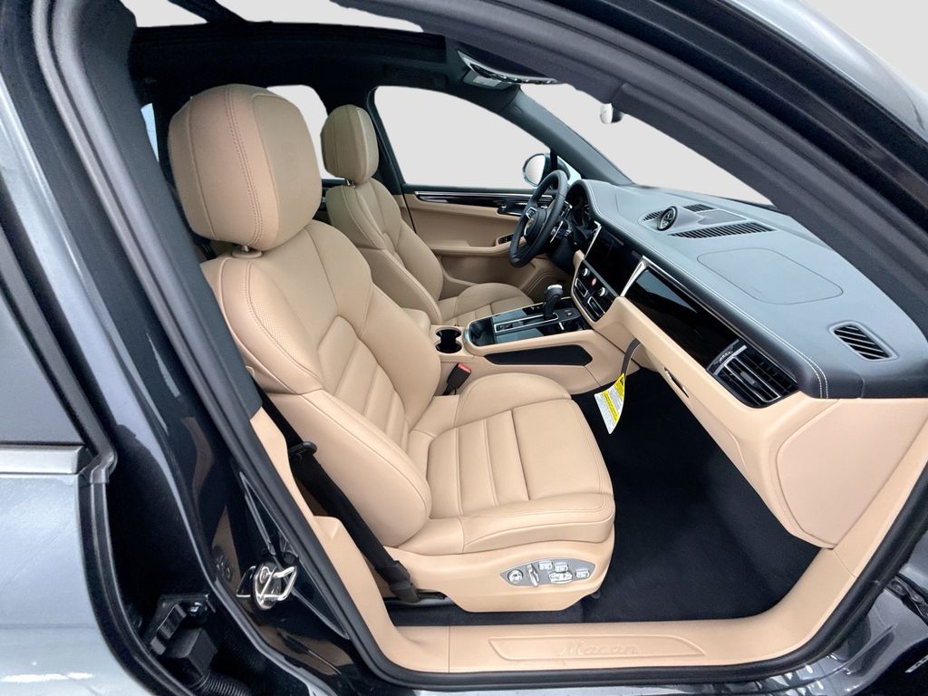 Thumbnail: 2026 Porsche Macan - 21