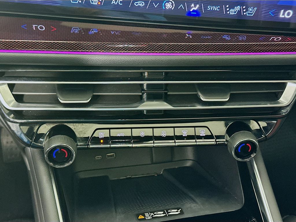 Thumbnail: 2024 Chevrolet Traverse - 16