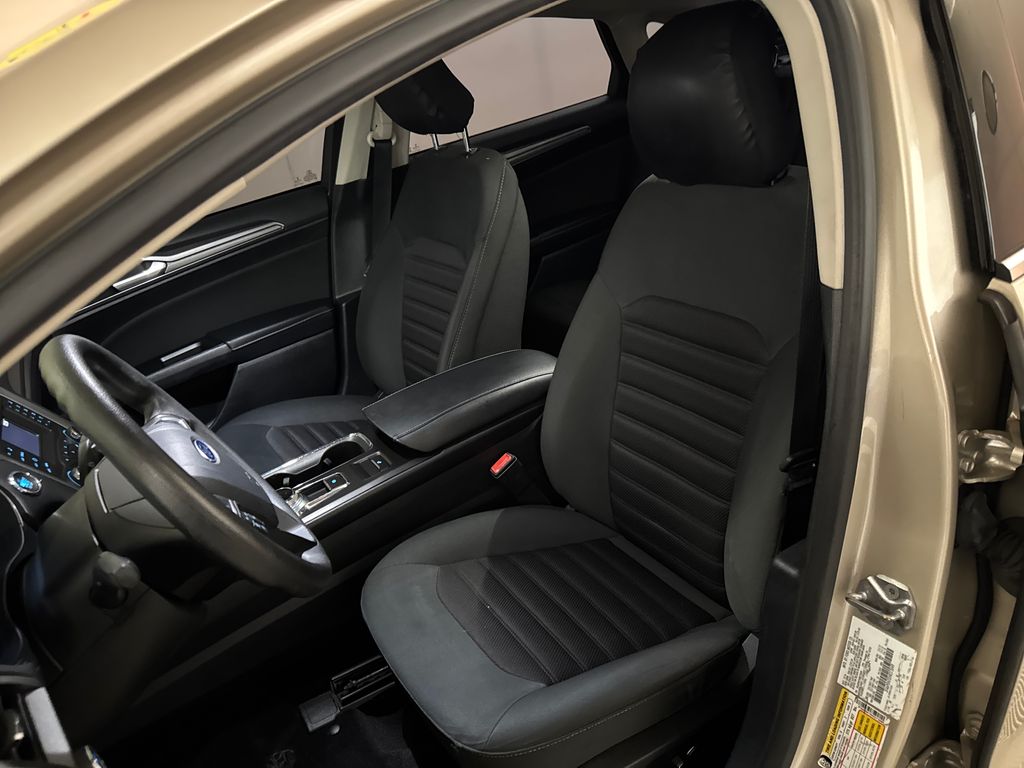 2017 White Gold Ford Fusion SE FWD Sedan