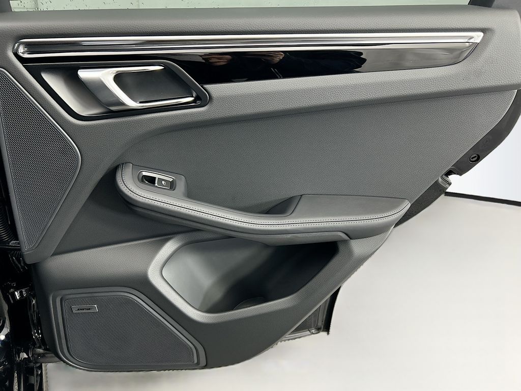 Thumbnail: 2026 Porsche Macan - 28