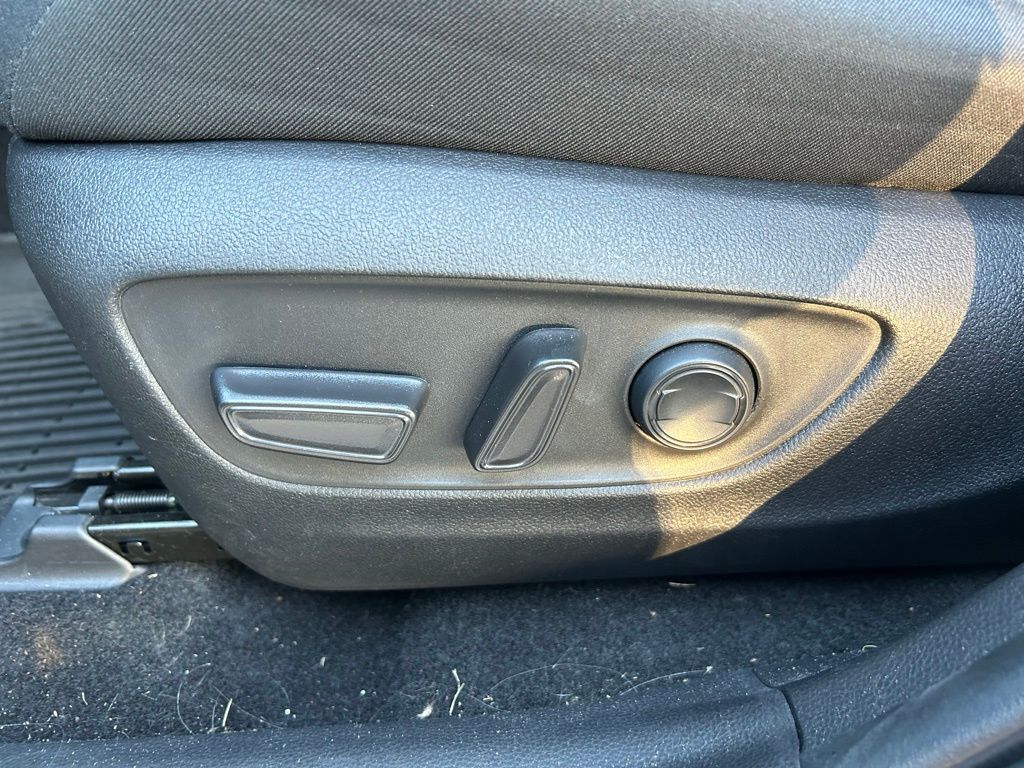 Thumbnail: 2022 Toyota RAV4 - 16