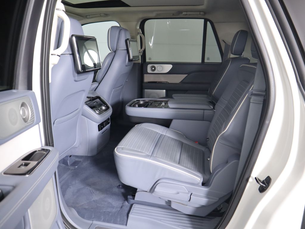 Thumbnail: 2021 Lincoln Navigator L - 22
