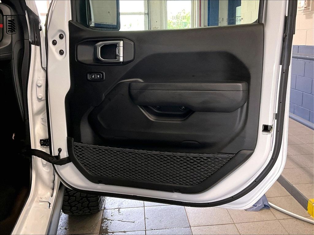 2026 Jeep Gladiator — photo 12