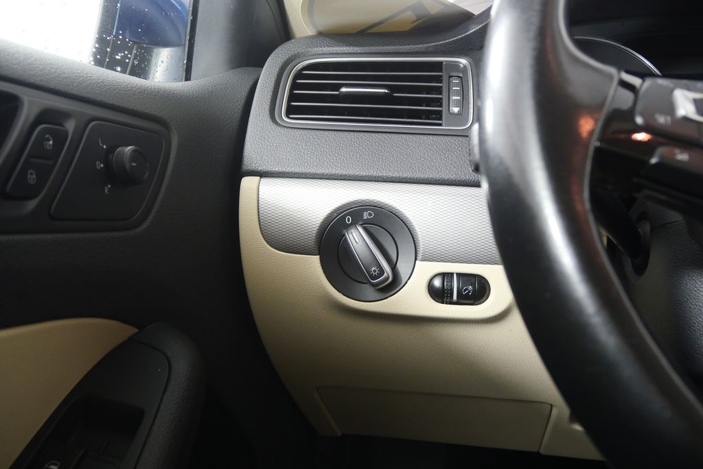 Thumbnail: 2017 Volkswagen Jetta - 19