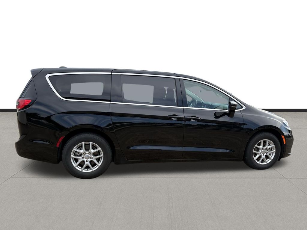 2024 Chrysler Pacifica Touring L - 5