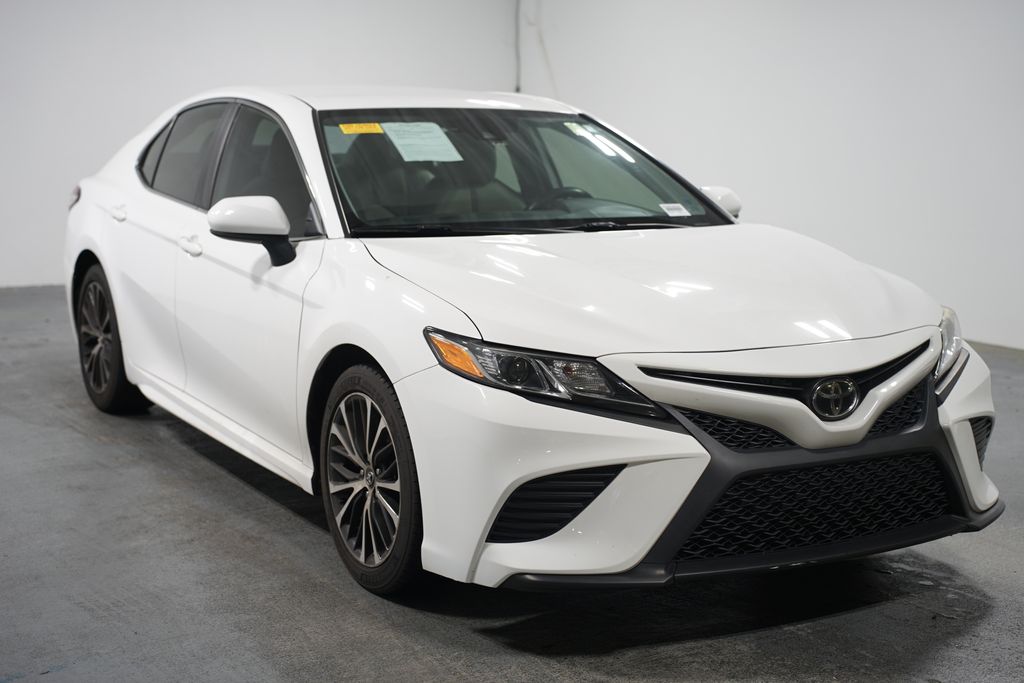 2020 Toyota Camry SE 3