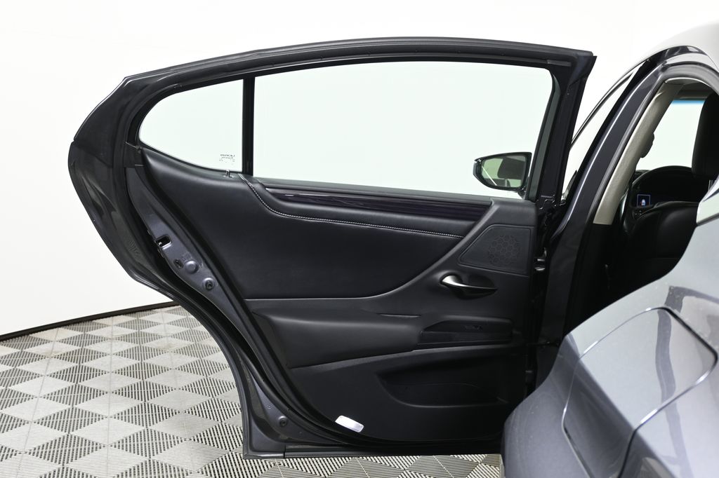 Thumbnail: 2020 Lexus ES - 31