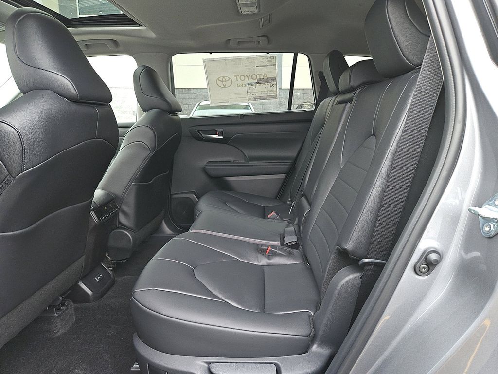 Thumbnail: 2026 Toyota Highlander - 9