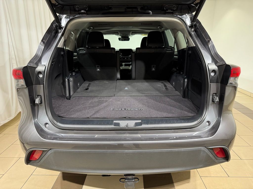 Thumbnail: 2023 Toyota Highlander - 12