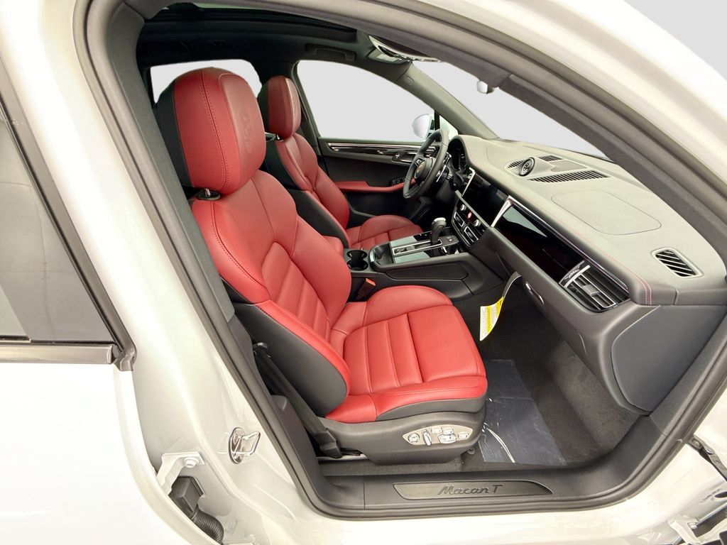 Thumbnail: 2026 Porsche Macan - 21