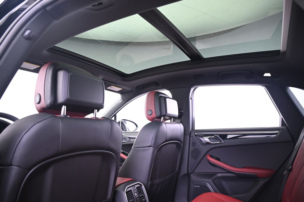 Thumbnail: 2025 Porsche Macan - 29