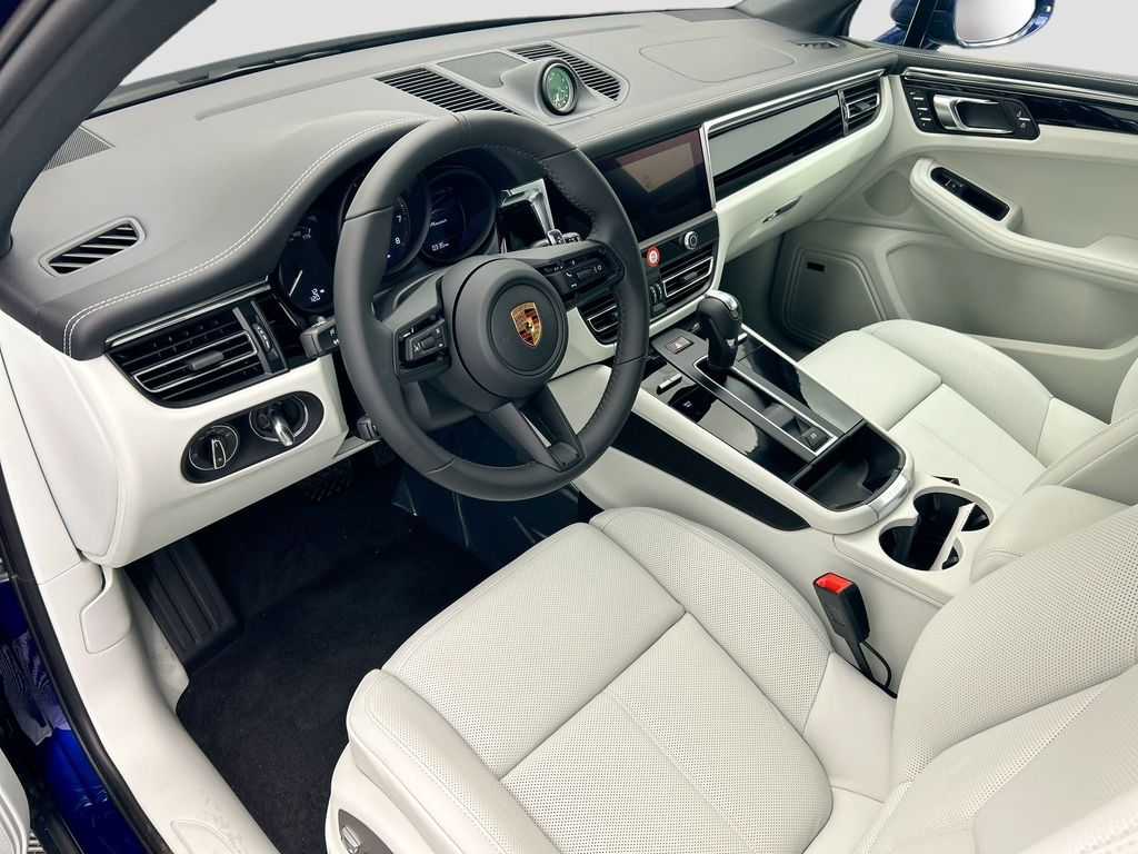 Thumbnail: 2026 Porsche Macan - 4