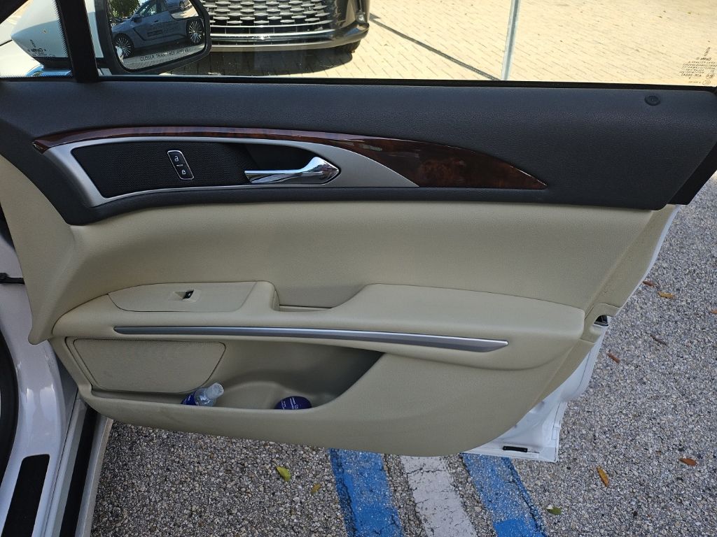 Used 2015 White Lincoln Base image 14