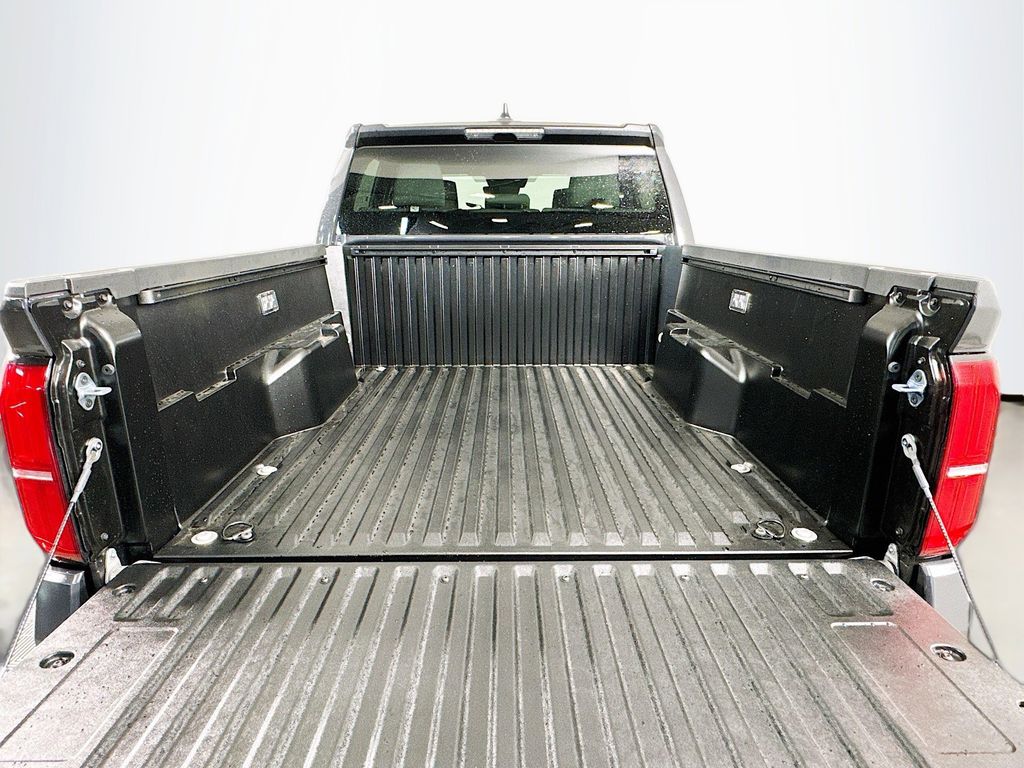 2025 Toyota Tacoma SR5 - Photo 9
